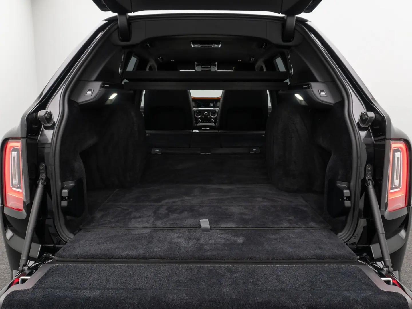 Rolls-Royce Cullinan Black Badge Night Vision Novitec