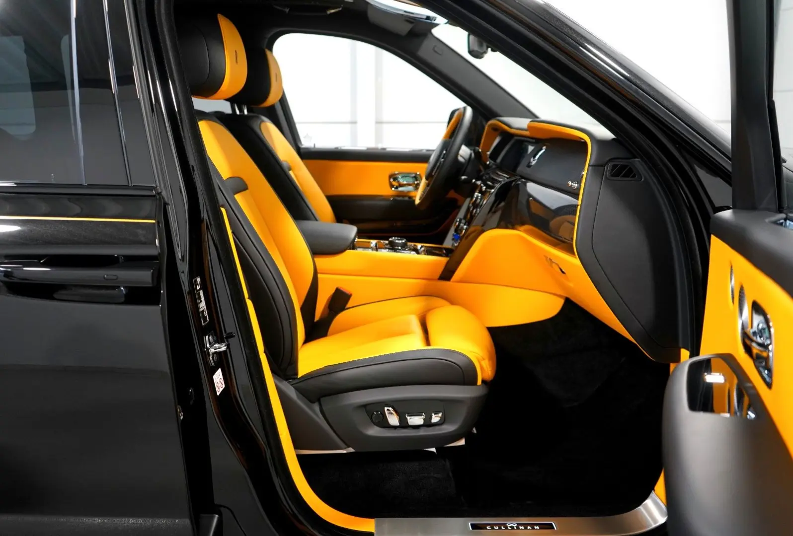 Rolls-Royce Cullinan BLACK BADGE*STARLIGHT*BESPOKE*MANSORY*