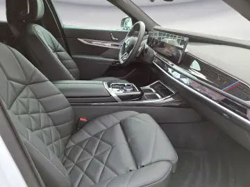 740d xDrive M SPORT Panorama Sky Lounge