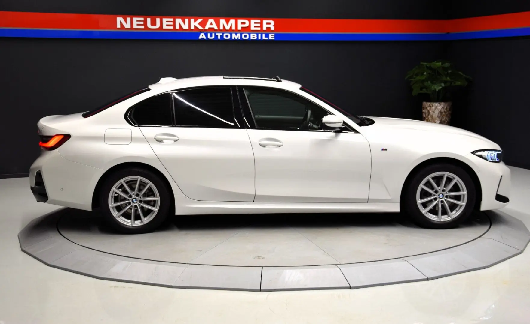 BMW 320 i xDrive M Sport ACC Kamera HeadUp