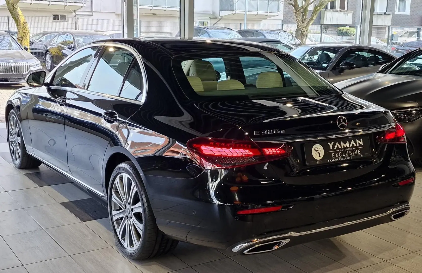 E 300 e Lim Exclusiv*Pano*AHK*RFK*19