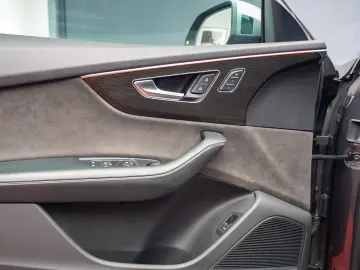 AUDI Q8 55 TFSI Quatrro S Line