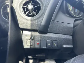 Toyota Auris 1.8 L VVT-i TS Hybrid Sol+