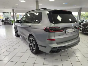 BMW X7 M60 i*PANO-SKY*B&W*HUD*KRISTALL*6-SITZ*360°