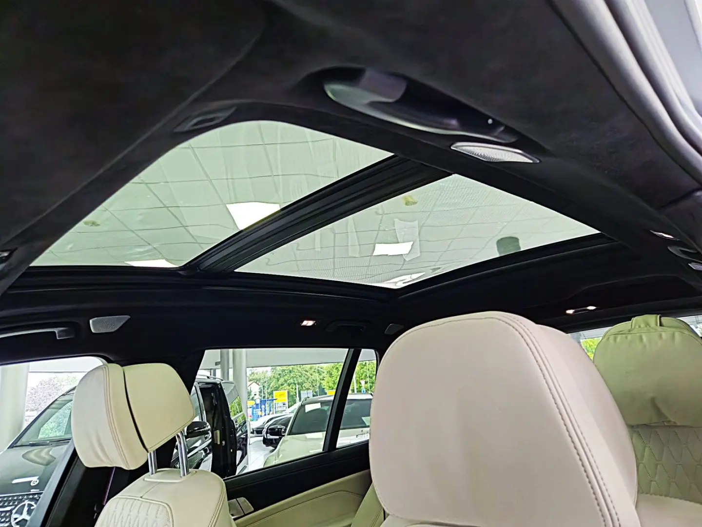 BMW X7 M60 i*PANO-SKY*B&W*HUD*KRISTALL*6-SITZ*360°