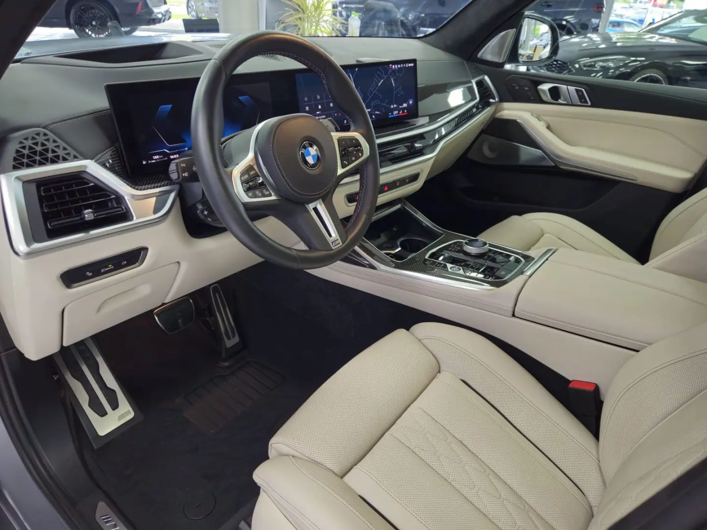 BMW X7 M60 i*PANO-SKY*B&W*HUD*KRISTALL*6-SITZ*360°