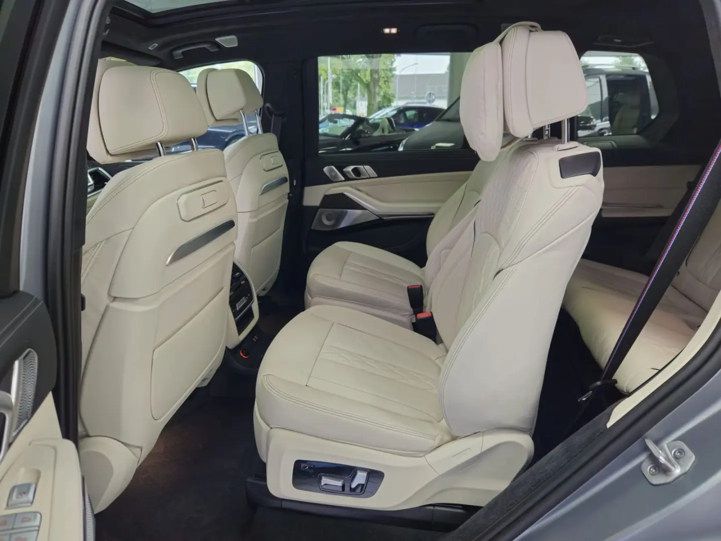 BMW X7 M60 i*PANO-SKY*B&W*HUD*KRISTALL*6-SITZ*360°