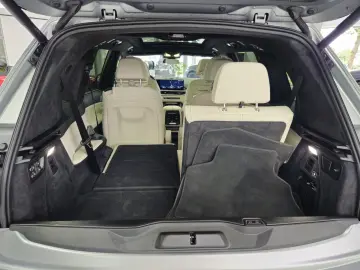 BMW X7 M60 i*PANO-SKY*B&W*HUD*KRISTALL*6-SITZ*360°