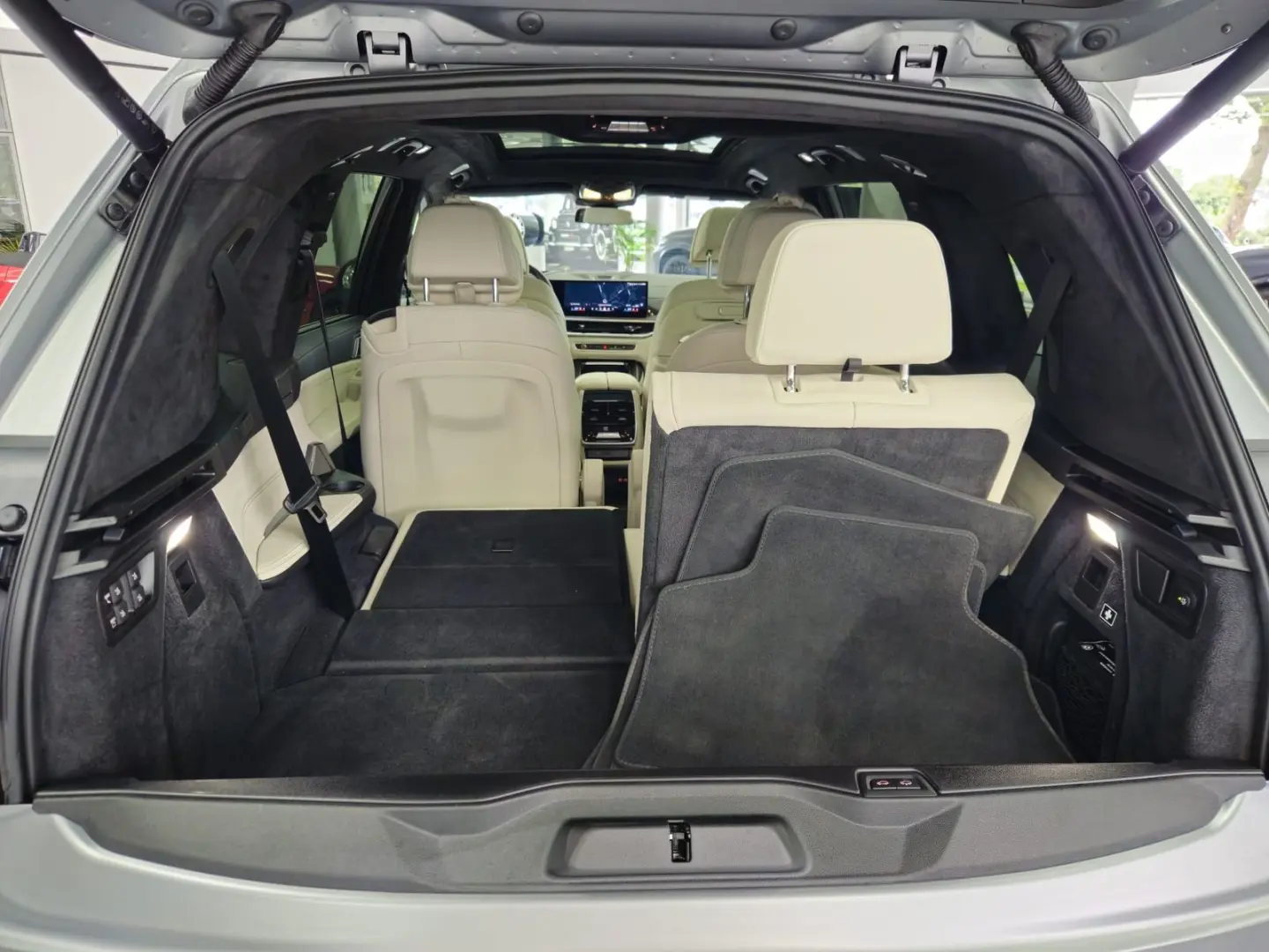 BMW X7 M60 i*PANO-SKY*B&W*HUD*KRISTALL*6-SITZ*360°