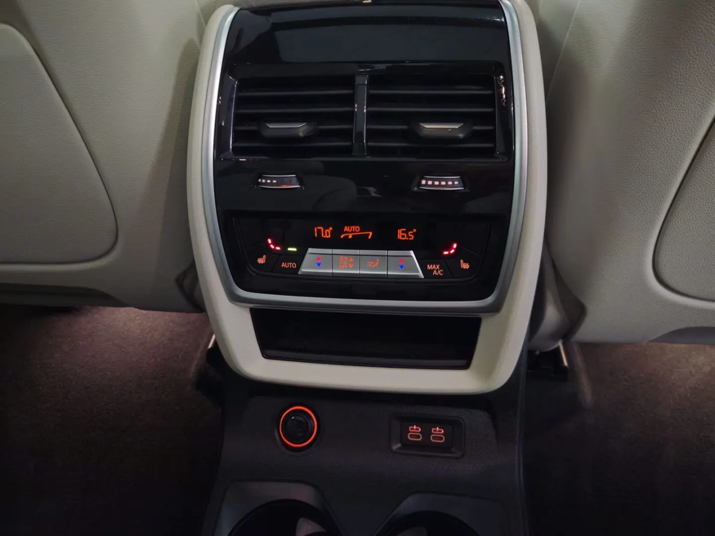 BMW X7 M60 i*PANO-SKY*B&W*HUD*KRISTALL*6-SITZ*360°