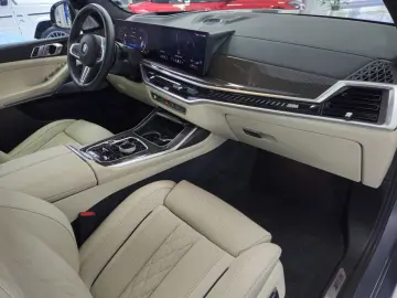 BMW X7 M60 i*PANO-SKY*B&W*HUD*KRISTALL*6-SITZ*360°