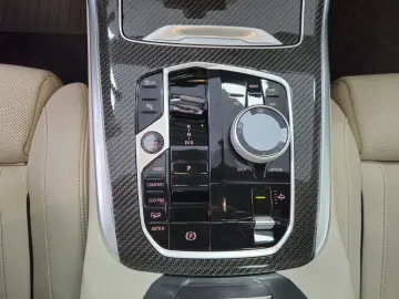 BMW X7 M60 i*PANO-SKY*B&W*HUD*KRISTALL*6-SITZ*360°