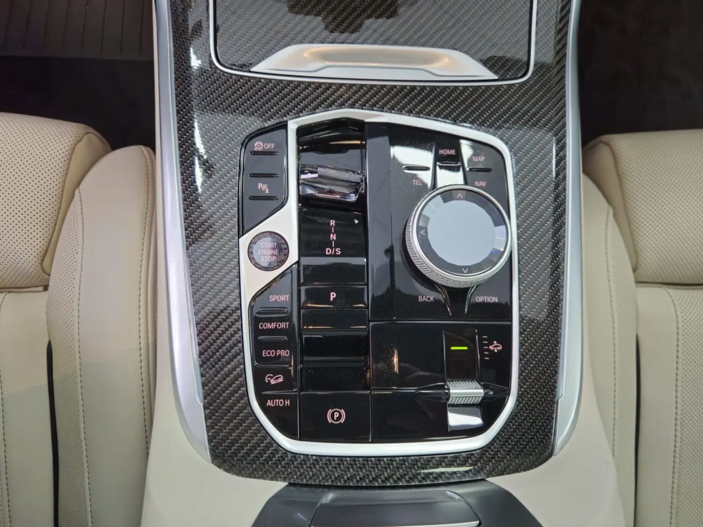 BMW X7 M60 i*PANO-SKY*B&W*HUD*KRISTALL*6-SITZ*360°