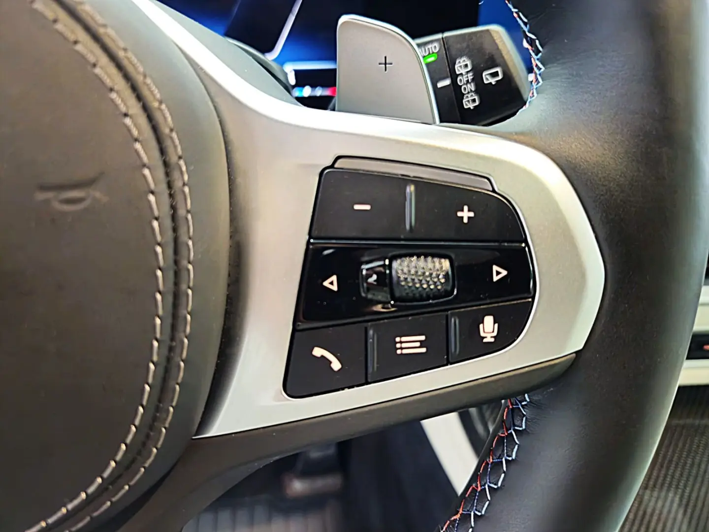 BMW X7 M60 i*PANO-SKY*B&W*HUD*KRISTALL*6-SITZ*360°