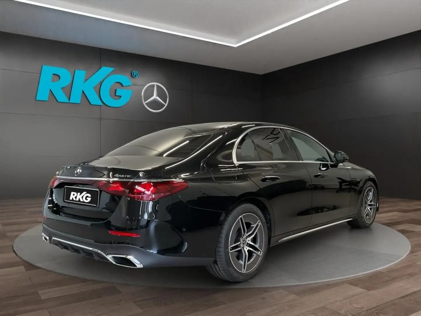 Mercedes-Benz E 200 4M AMG LEDER DISTRONIC