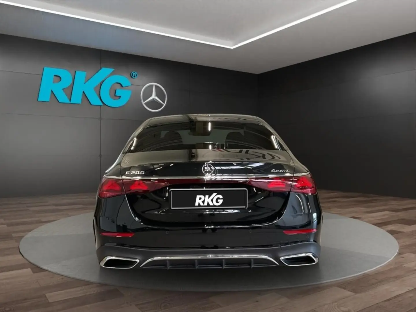 Mercedes-Benz E 200 4M AMG LEDER DISTRONIC