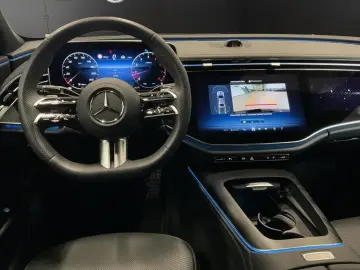 Mercedes-Benz E 200 4M AMG LEDER DISTRONIC