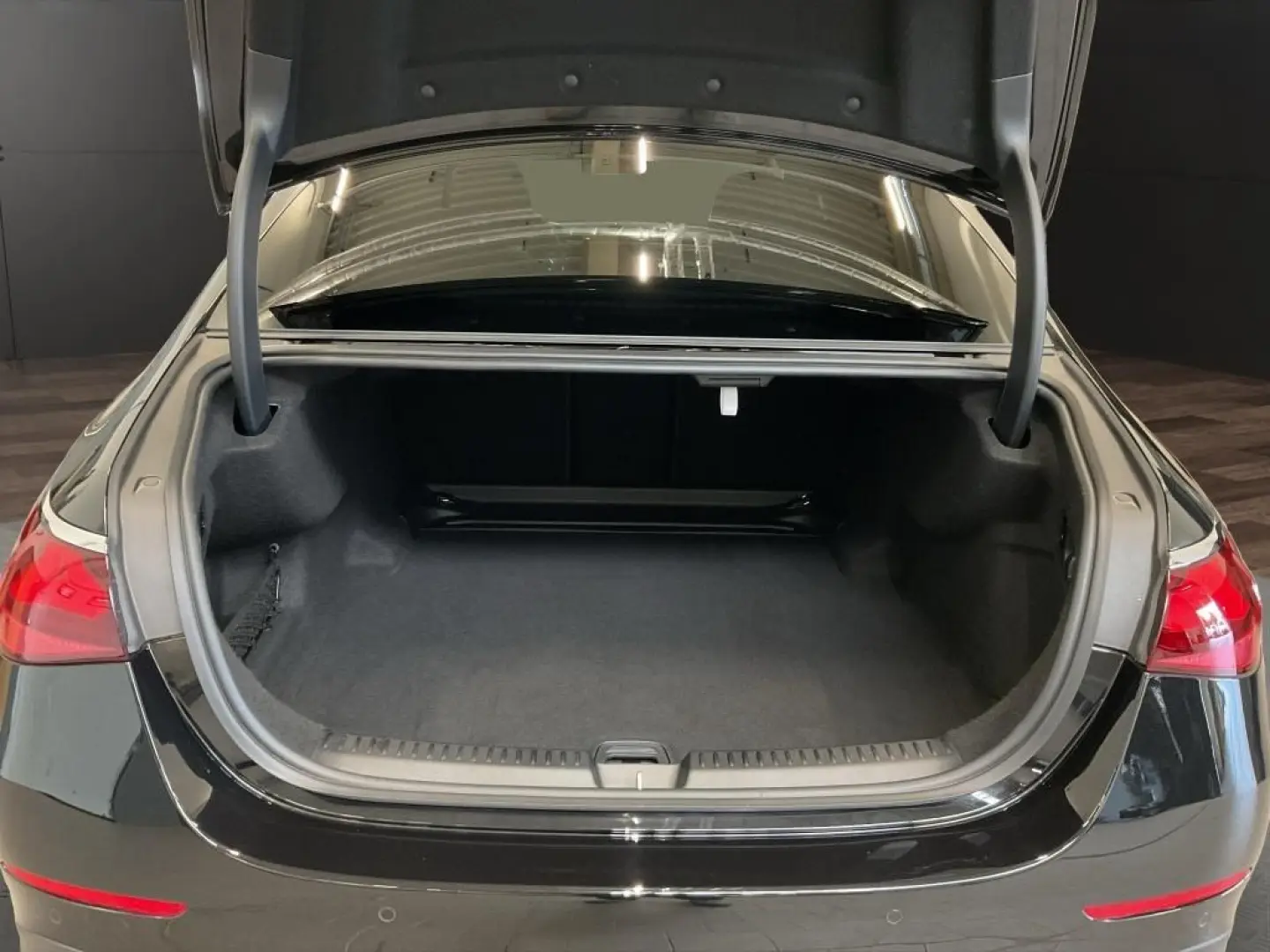 Mercedes-Benz E 200 4M AMG LEDER DISTRONIC