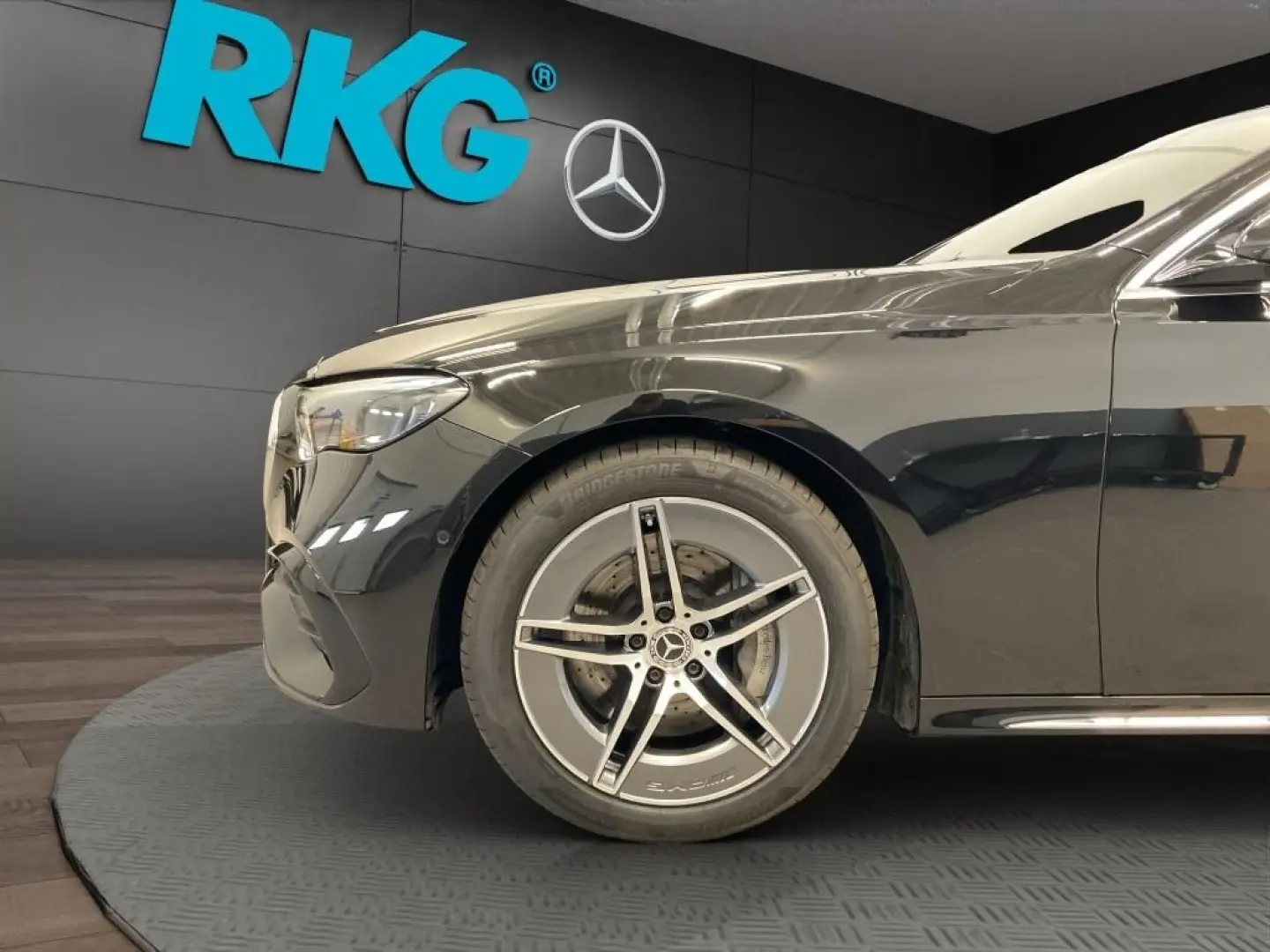 Mercedes-Benz E 200 4M AMG LEDER DISTRONIC