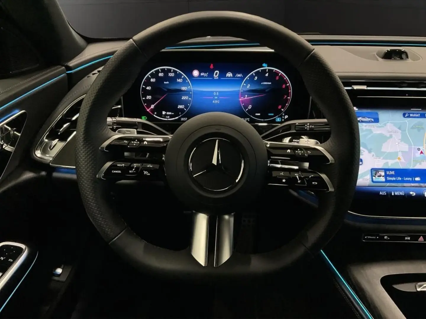 Mercedes-Benz  E 200 4M AMG LEDER DISTRONIC