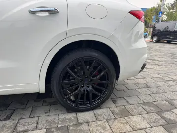 Maserati Levante GranSport 430 cp