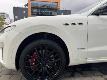 Maserati Levante GranSport 430 cp