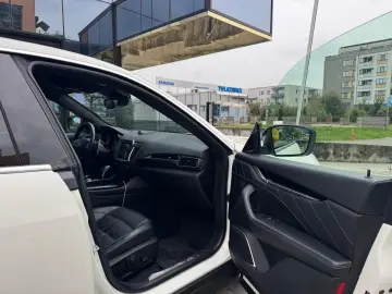 Maserati Levante GranSport 430 cp