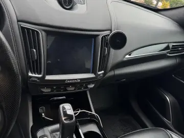 Maserati Levante GranSport 430 cp