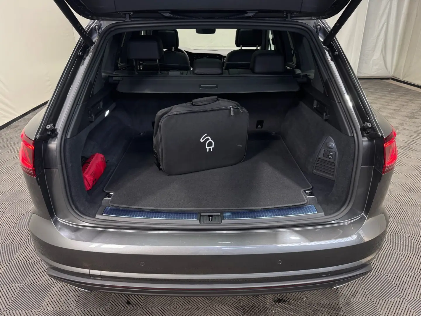 Touareg Elegance V6 eHybrid | IQ.LIGHT PANO 360°
