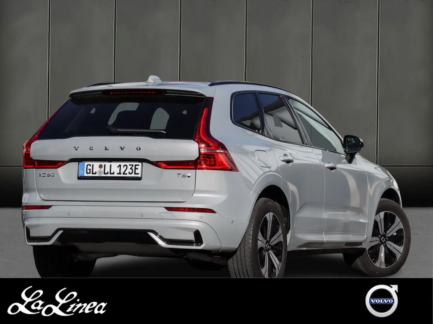 XC60 T6 Plus Dark Recharge Plug-In Hybrid AWD