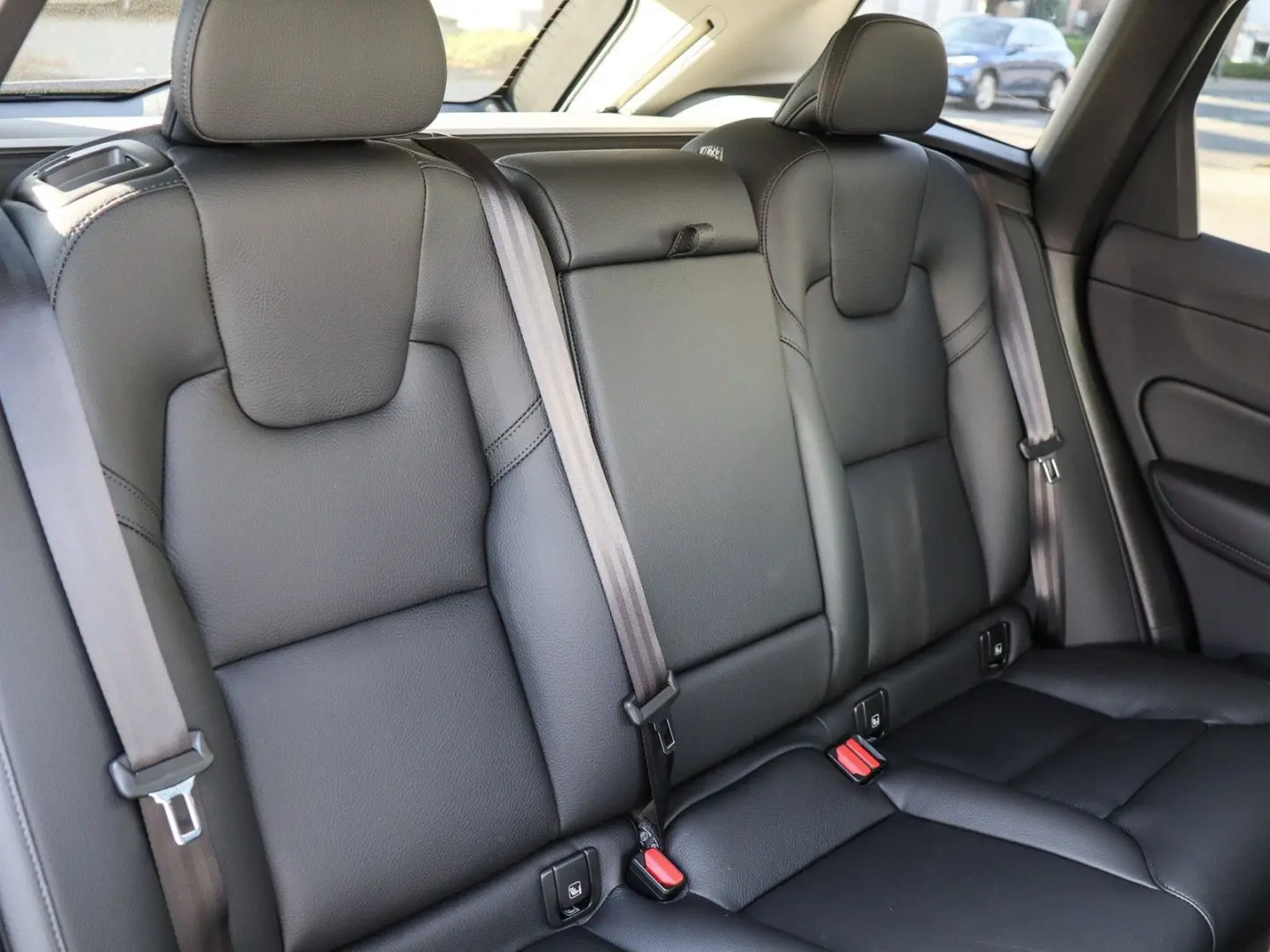 XC60 T6 Plus Dark Recharge Plug-In Hybrid AWD