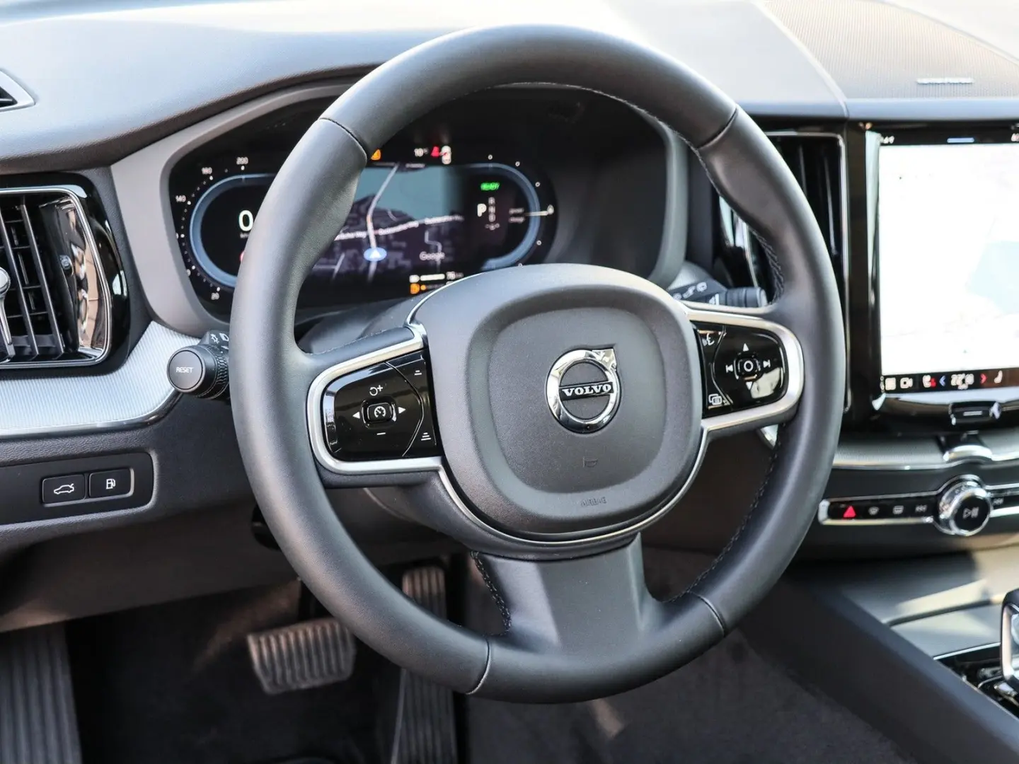 XC60 T6 Plus Dark Recharge Plug-In Hybrid AWD