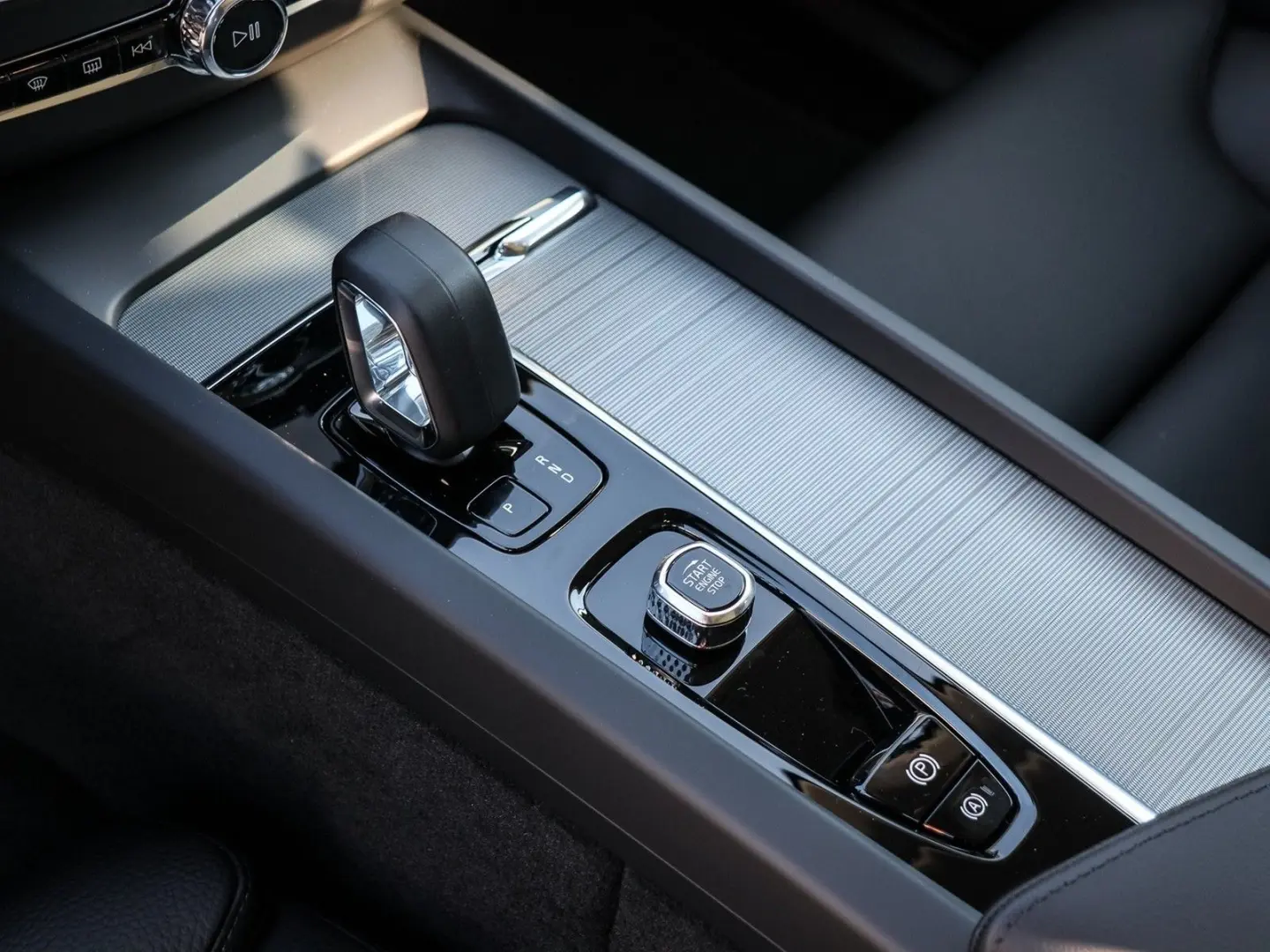 XC60 T6 Plus Dark Recharge Plug-In Hybrid AWD
