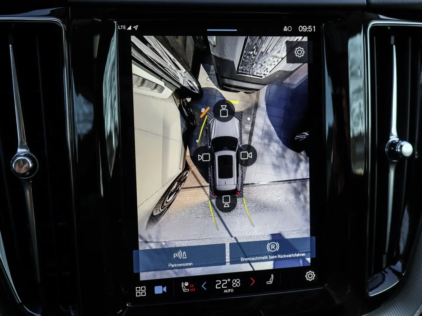 XC60 T6 Plus Dark Recharge Plug-In Hybrid AWD