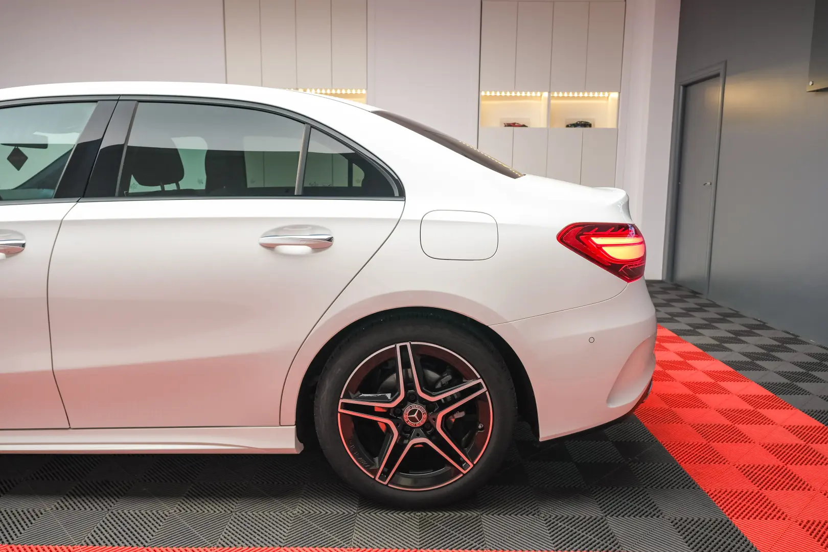 MERCEDES-BENZ A180 - AMG LINE