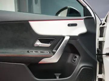 MERCEDES-BENZ A180 - AMG LINE