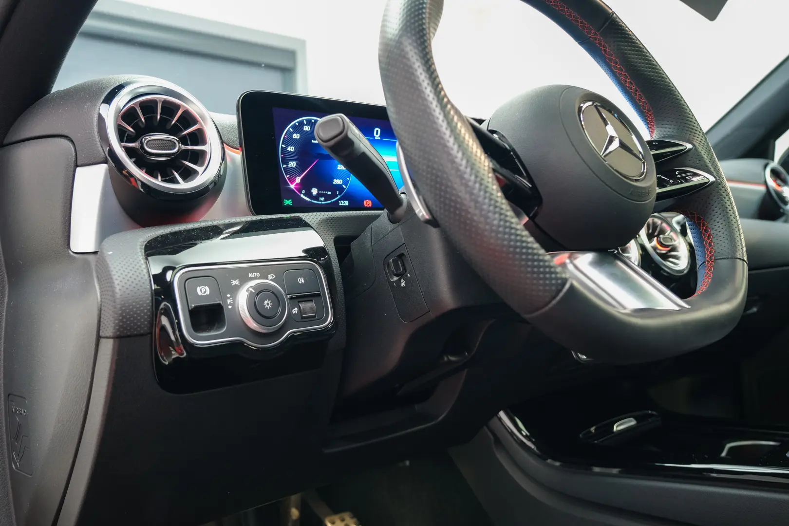 MERCEDES-BENZ A180 - AMG LINE