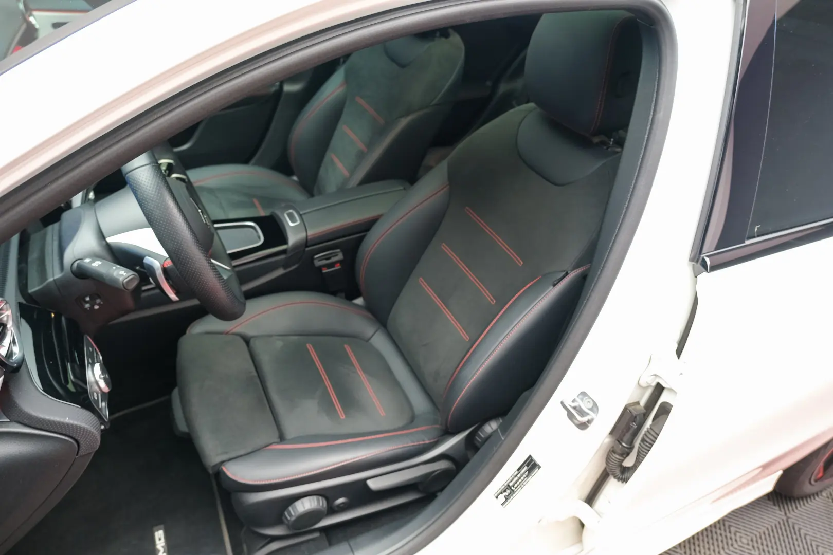 MERCEDES-BENZ A180 - AMG LINE
