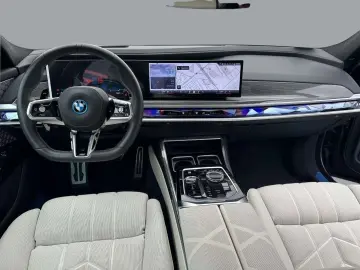 7 Lim M 760 e xDrive*Fond*Sky*B&W