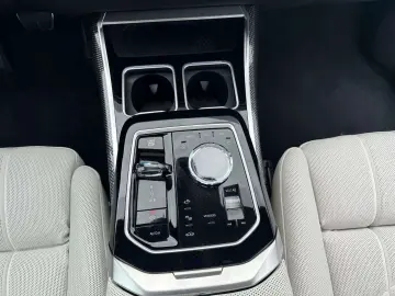 7 Lim M 760 e xDrive*Fond*Sky*B&W