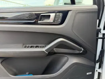 Cayenne E-Hybrid Platinum Edition+AHK+Pano+Alu21