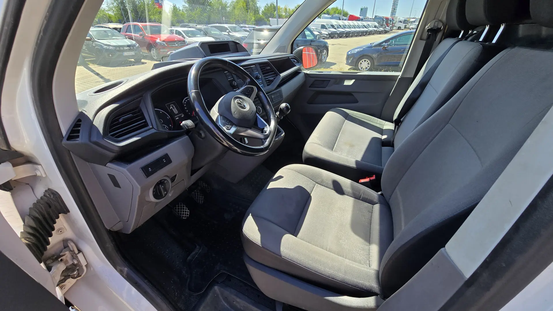VW Transporter, inclusiv echipare rafturi Sortimo