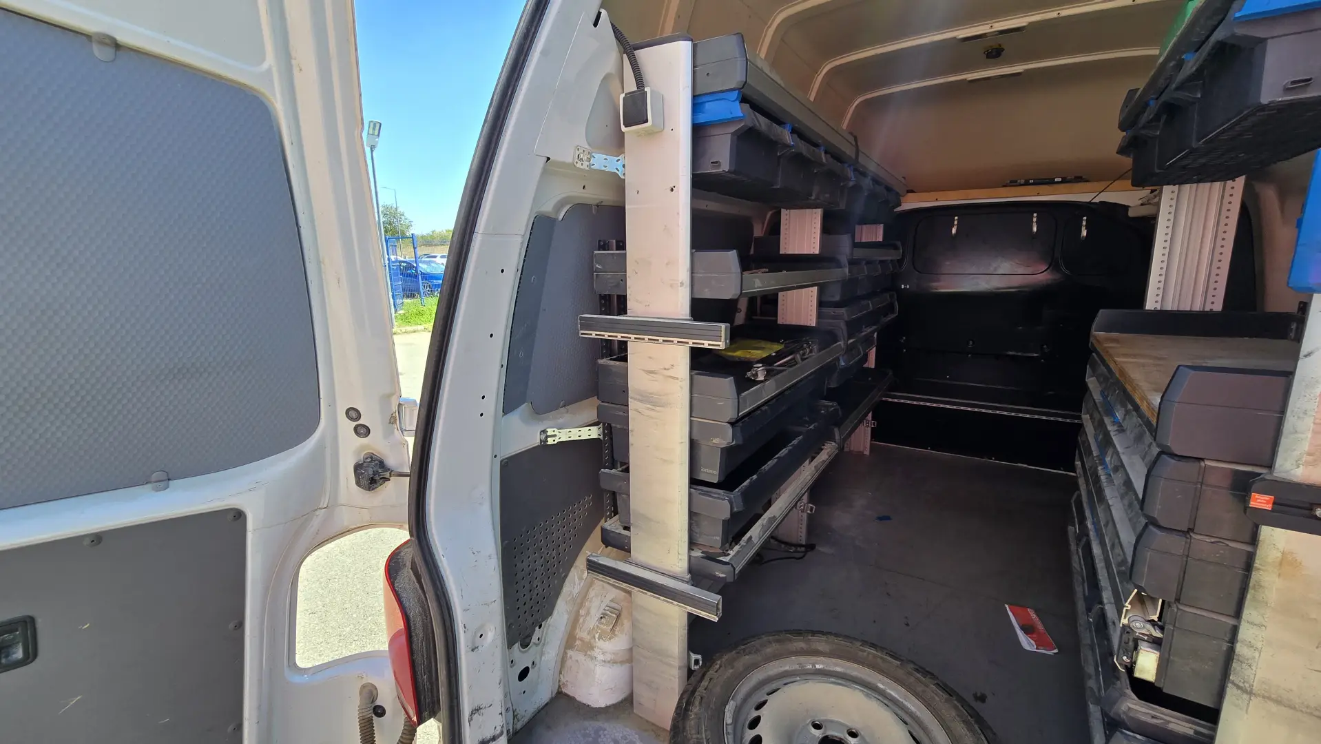 VW Transporter, inclusiv echipare rafturi Sortimo