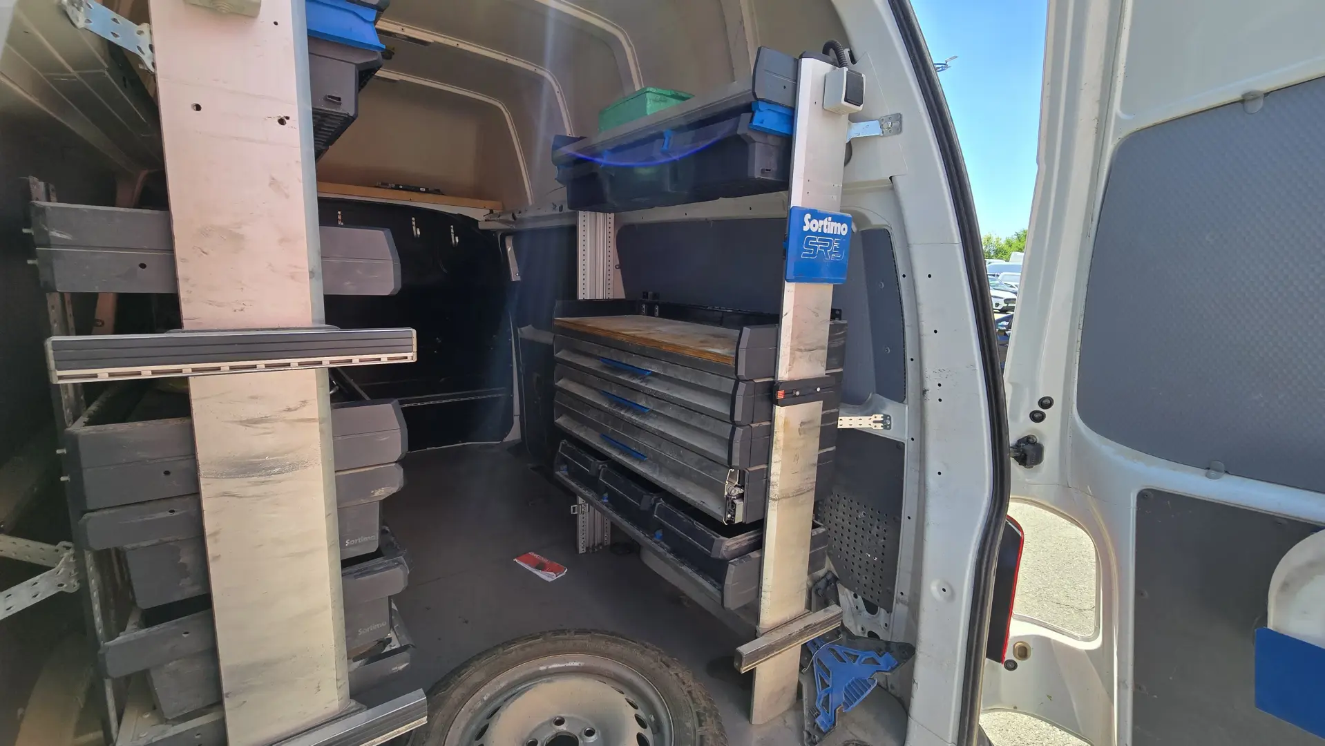 VW Transporter, inclusiv echipare rafturi Sortimo