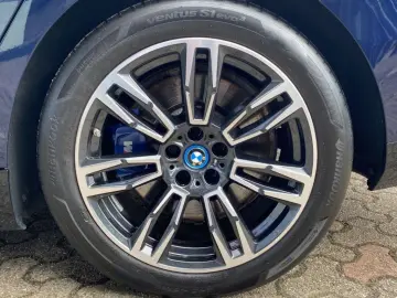 550 e xDrive Limousine M Sport AHK Pano Autob.-A