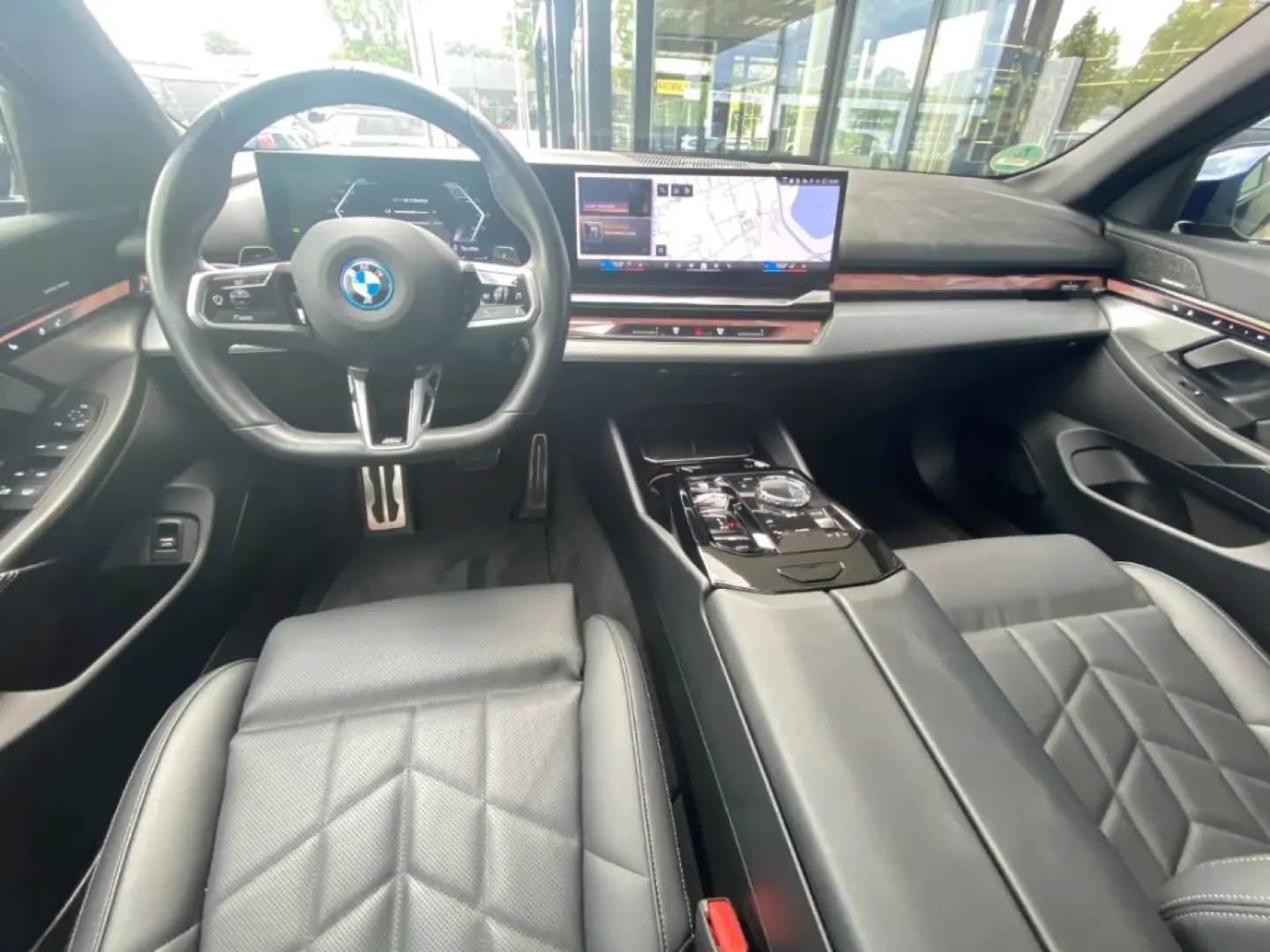 550 e xDrive Limousine M Sport AHK Pano Autob.-A