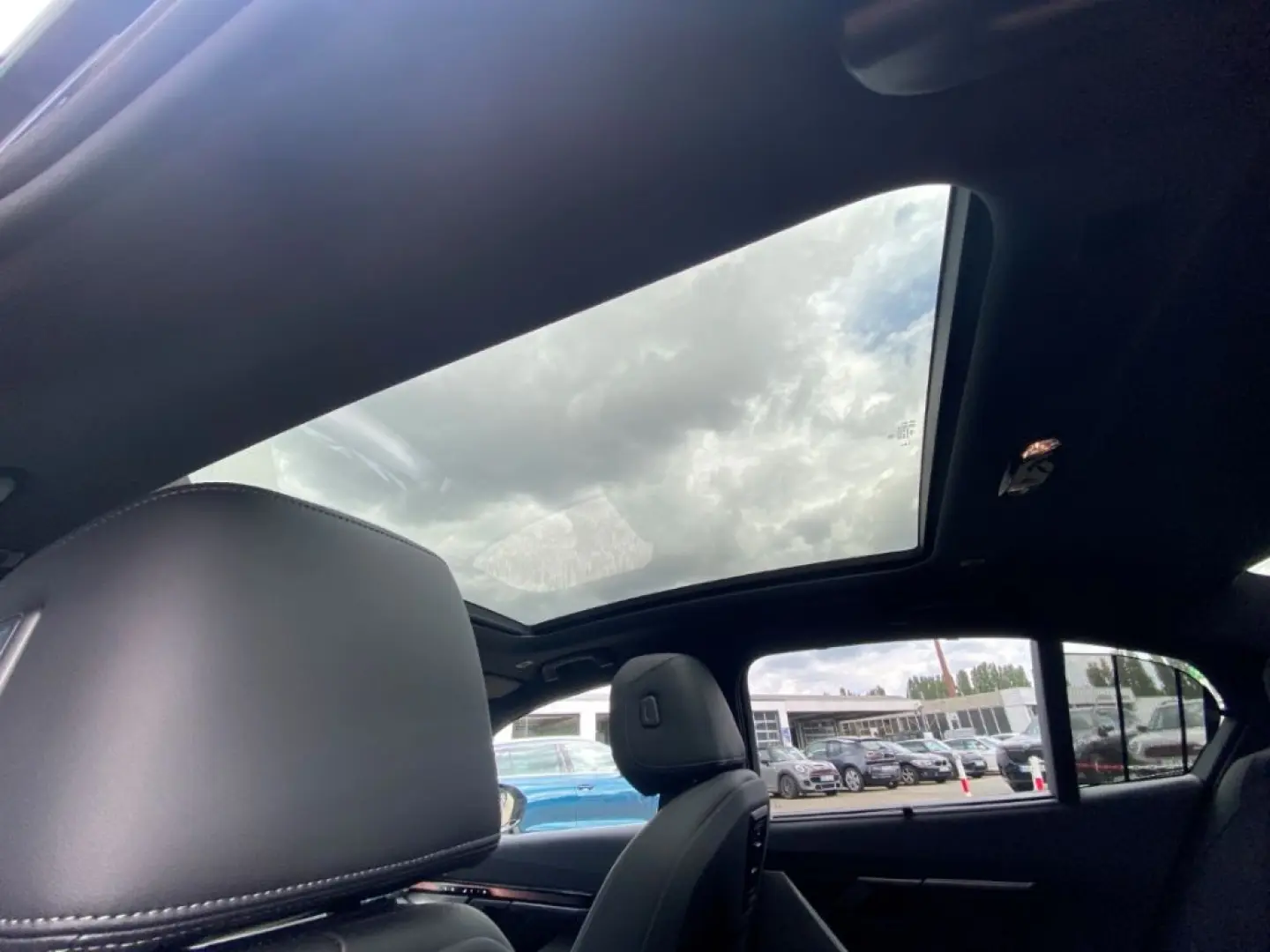 550 e xDrive Limousine M Sport AHK Pano Autob.-A