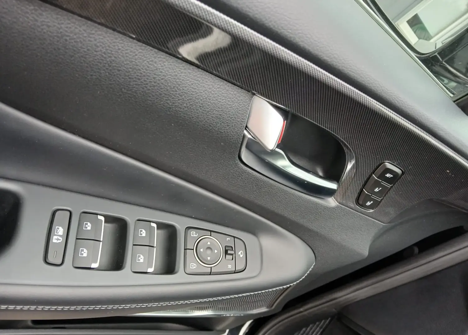 Hyundai Santa Fe Hybrid 4WD 6AT Luxury