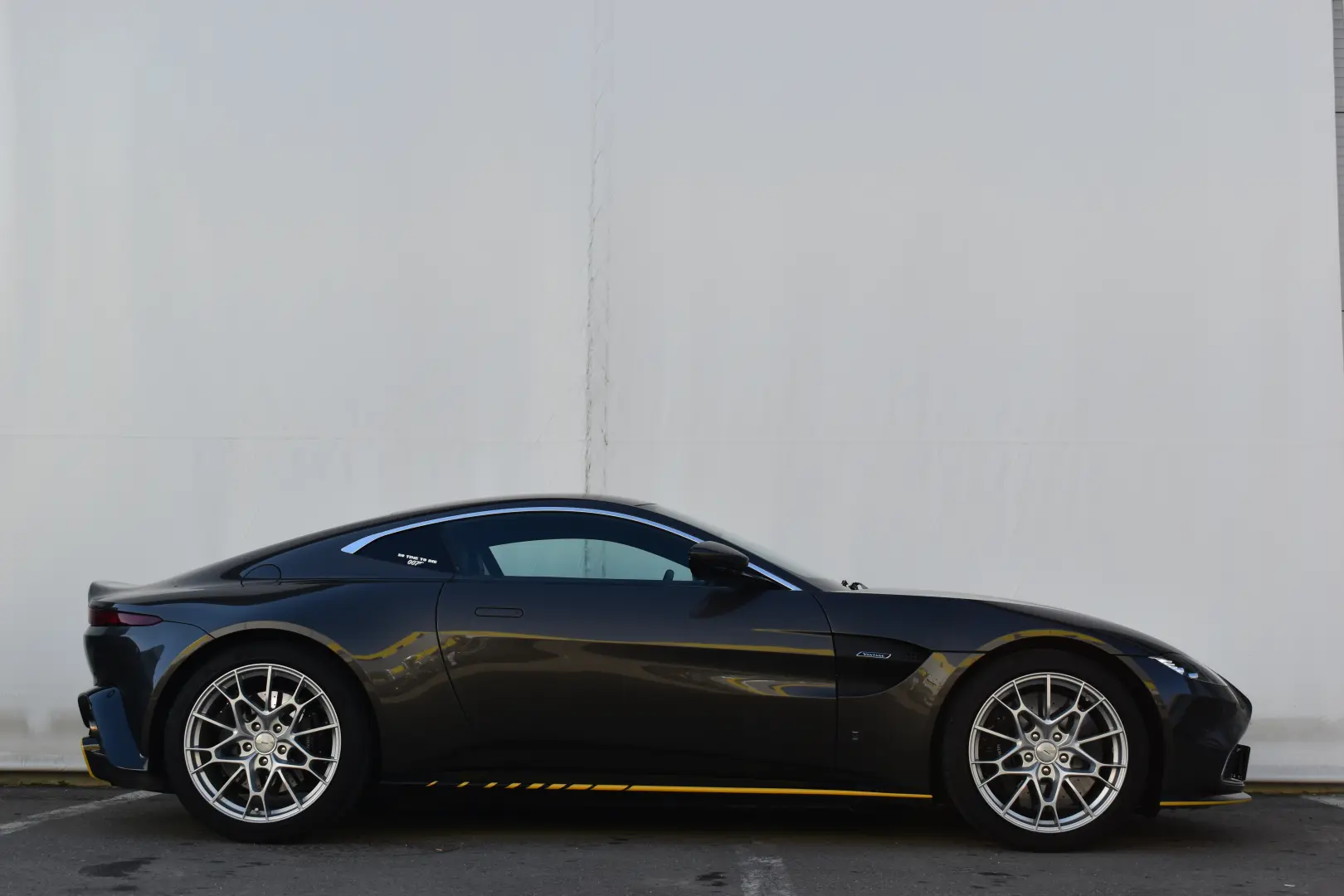ASTON MARTIN VANTAGE 007 EDITIE LIMITATA