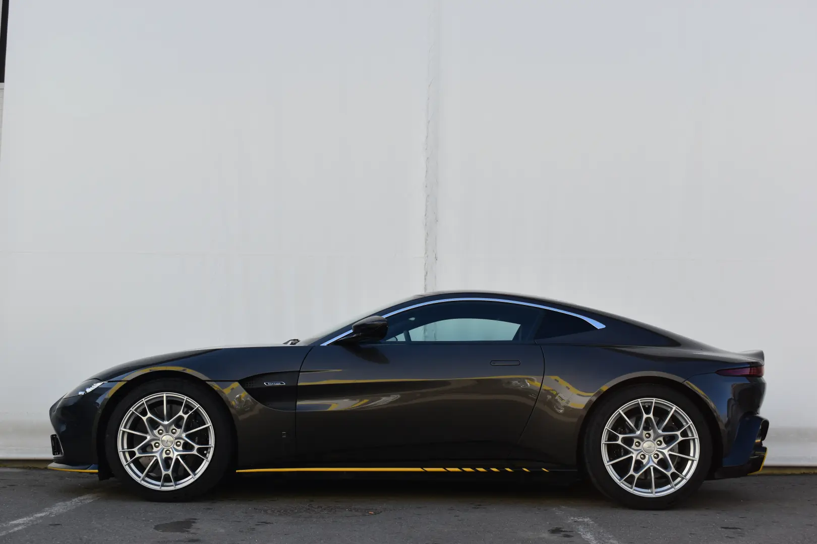 ASTON MARTIN VANTAGE 007 EDITIE LIMITATA